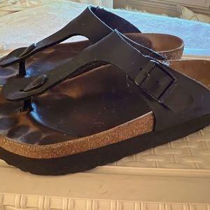 BIRKENSTOCK ARIZONA GIZEH-VEGAN PLATFORM BLACK LEATHER